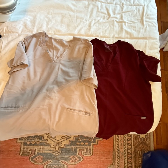 FIGS Casma 3-Pocket Scrub Top - Picture 1 of 2